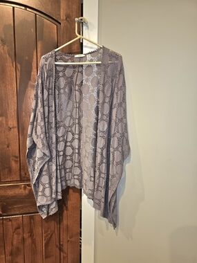 EUC - Easel Openwork Crochet Kimono in Gray